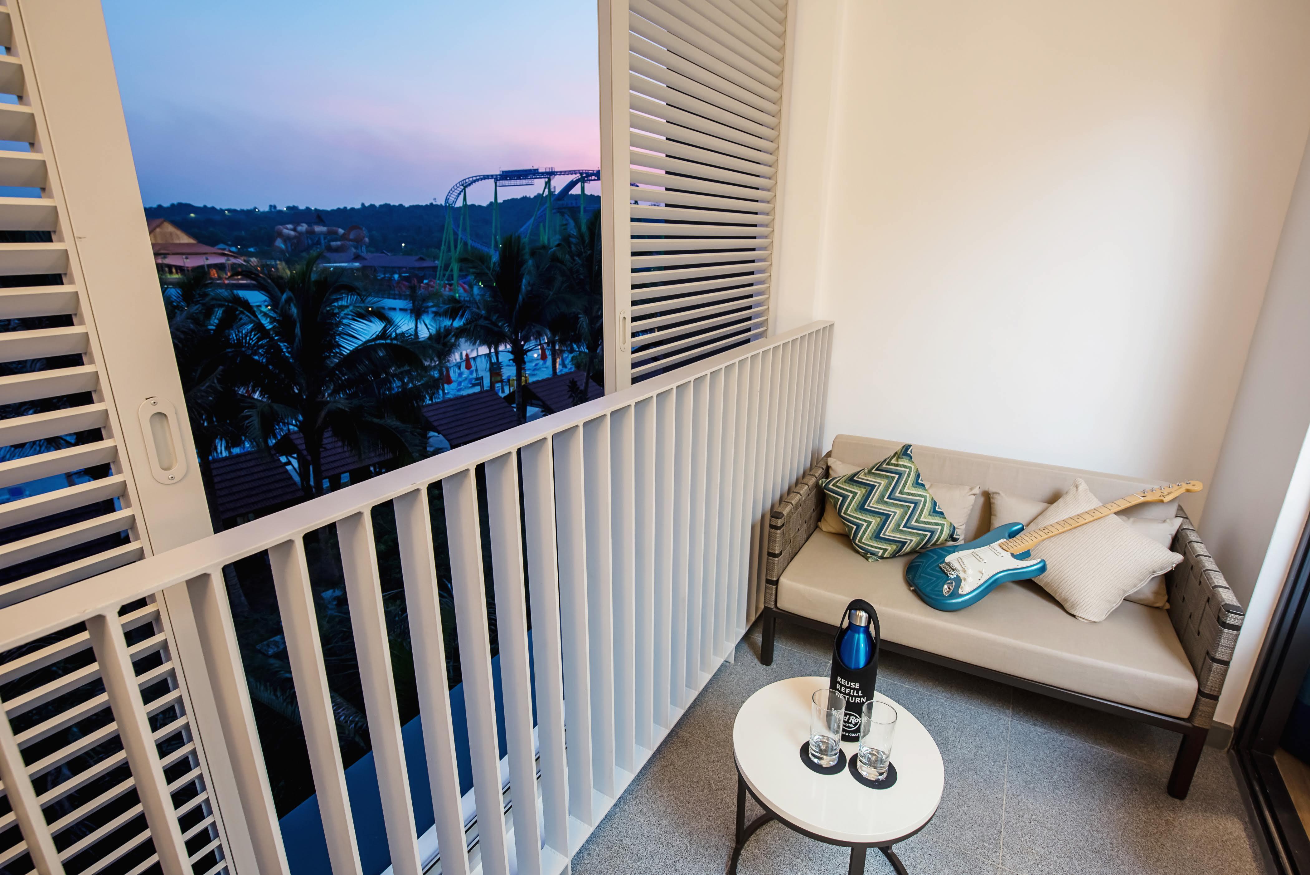 Hard Rock Hotel Desaru Coast Eksteriør billede A balcony at the hotel