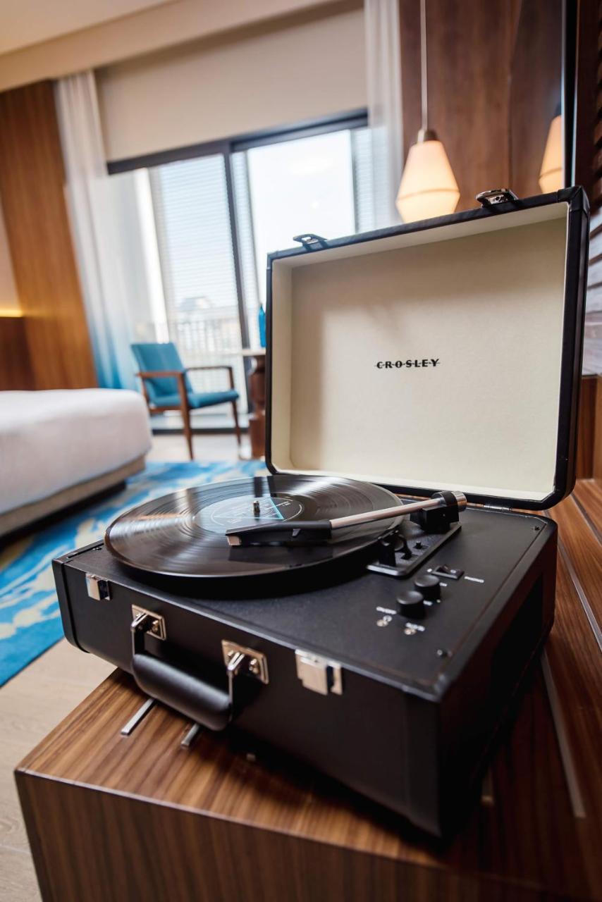 Hard Rock Hotel Desaru Coast Eksteriør billede Crosley suitcase record player
